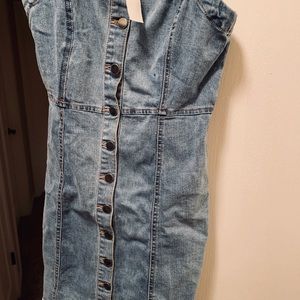 Jean dress with straps and buttons.